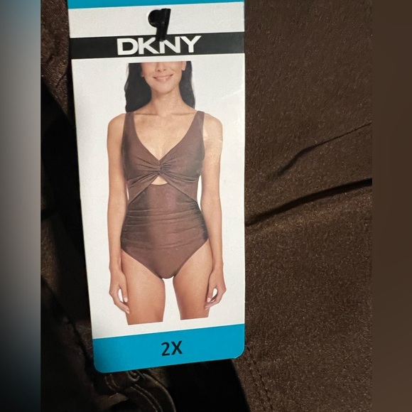 New DKNY Women's One-Piece Cutout Front Swimsuit 2X 3X - Picture 3 of 5